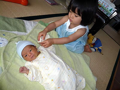 諒太郎（生後6日）と姉の美緒（2歳）